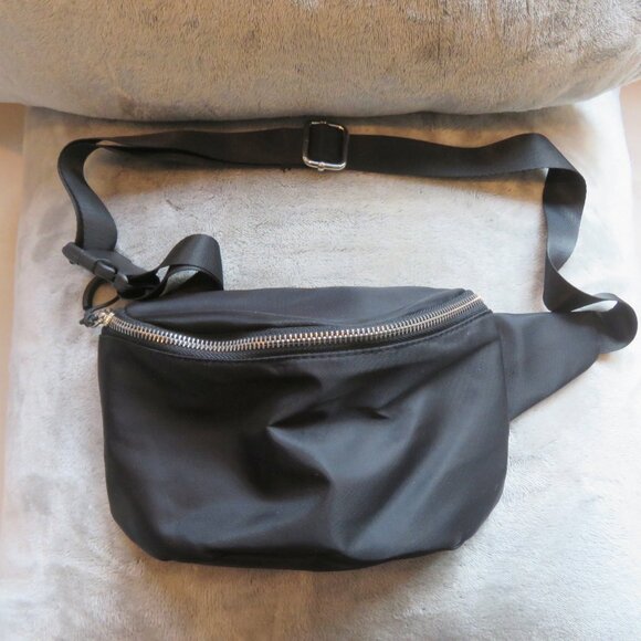 Wild Fable Black 1/2 Moon Shape Zip Top Adjustable Fanny Pack Belt Shoulder Bag - Picture 2 of 16